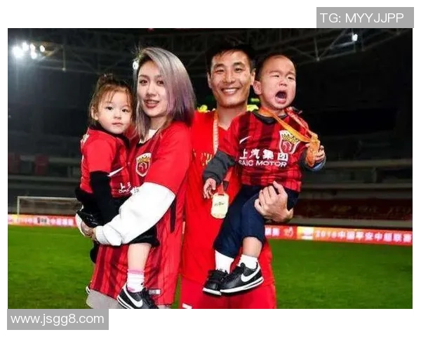 足球明星的前模特女友揭秘她的爱恋与时尚人生